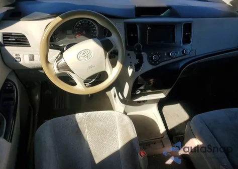 2011 Toyota Sienna z USA, uszkodzony, nr VIN 5TDZK3DC4BS019352